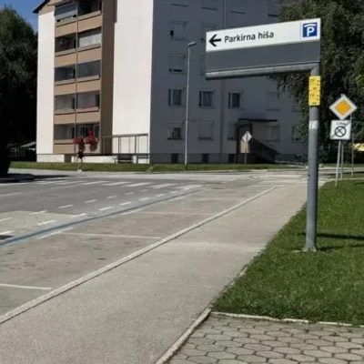 Nov parkirni režim na parkirnih mestih pri Cesti Staneta Žagarja 8 in pred Zoisovo ulico 2