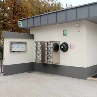 Defibrilator na Mestnem pokopališču Kranj ponovno nameščen