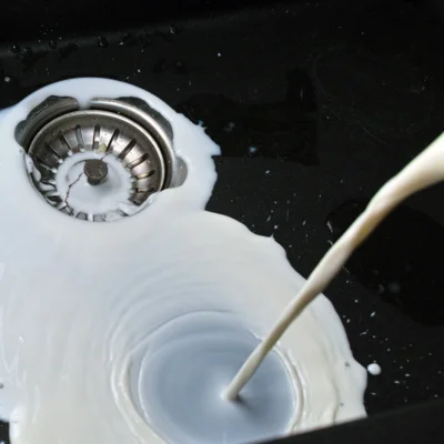 Zakaj mleka ne smemo zlivati v odtok?