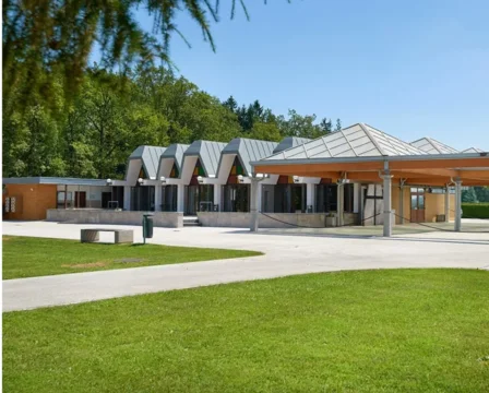 Spominske slovesnosti in prometna ureditev v okolici pokopališč ob dnevu vseh svetih 2025