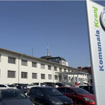 JAVNA DRAŽBA: Priložnost za nakup poslovnega objekta z obsežnim parkiriščem v coni Primskovo