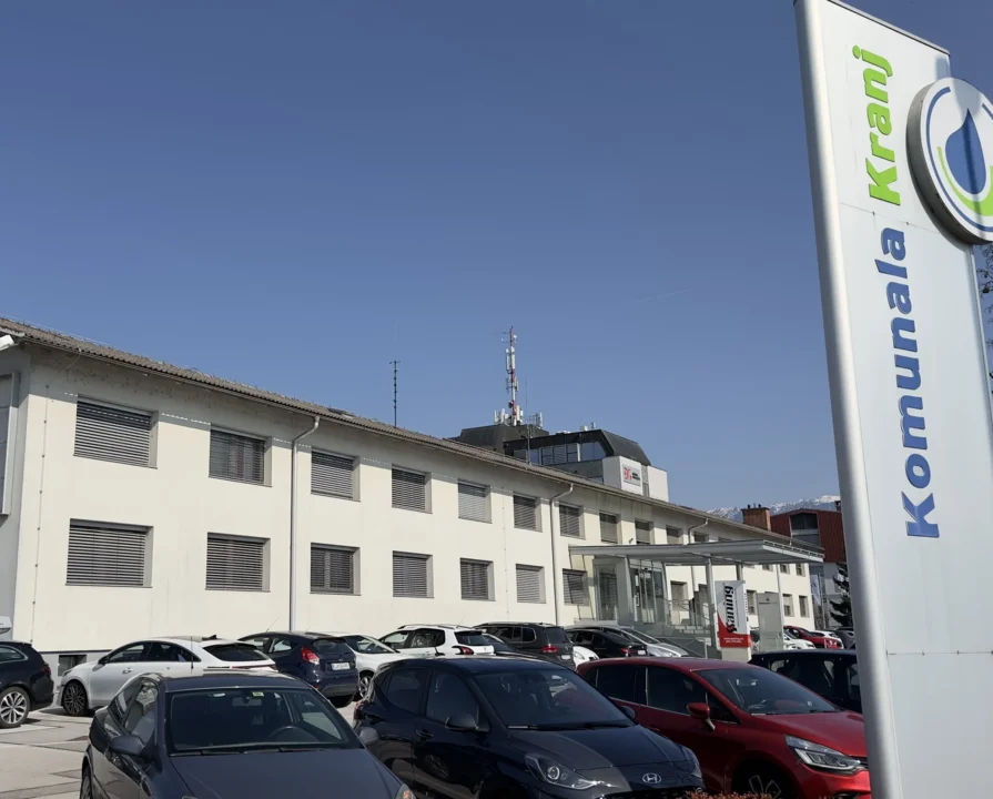 JAVNA DRAŽBA: Priložnost za nakup poslovnega objekta z obsežnim parkiriščem v coni Primskovo