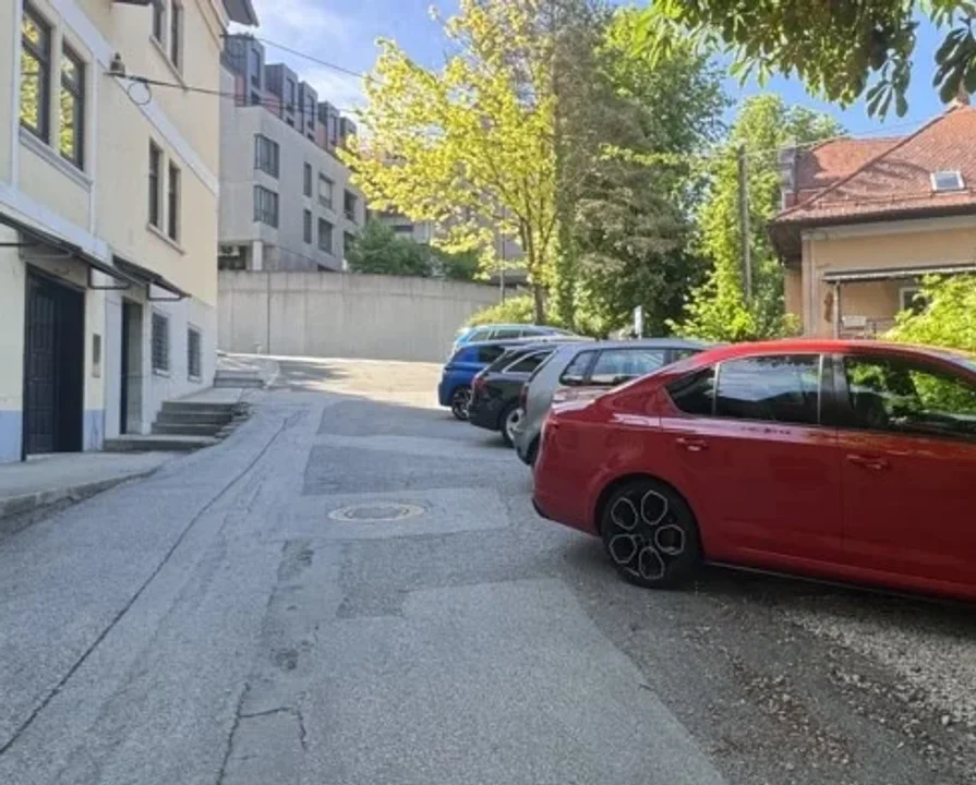 Nov parkirni režim na parkirnih mestih na Jelenovem klancu, Stari cesti in Cesti Iva Slavca