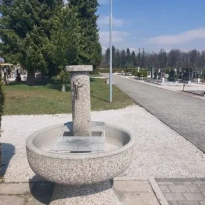Voda na pokopališčih odprta 