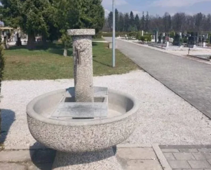 Voda na pokopališčih odprta 