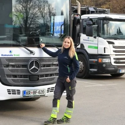 V sanjski službi za volanom smetarskega tovornjaka