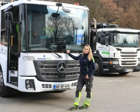 V sanjski službi za volanom smetarskega tovornjaka