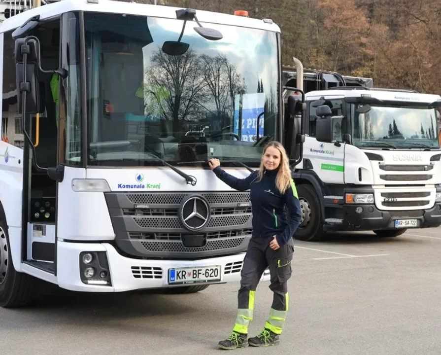 V sanjski službi za volanom smetarskega tovornjaka