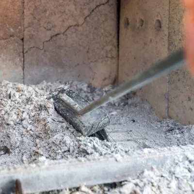 Previdno z odlaganjem pepela