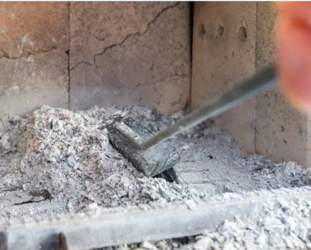 Previdno z odlaganjem pepela