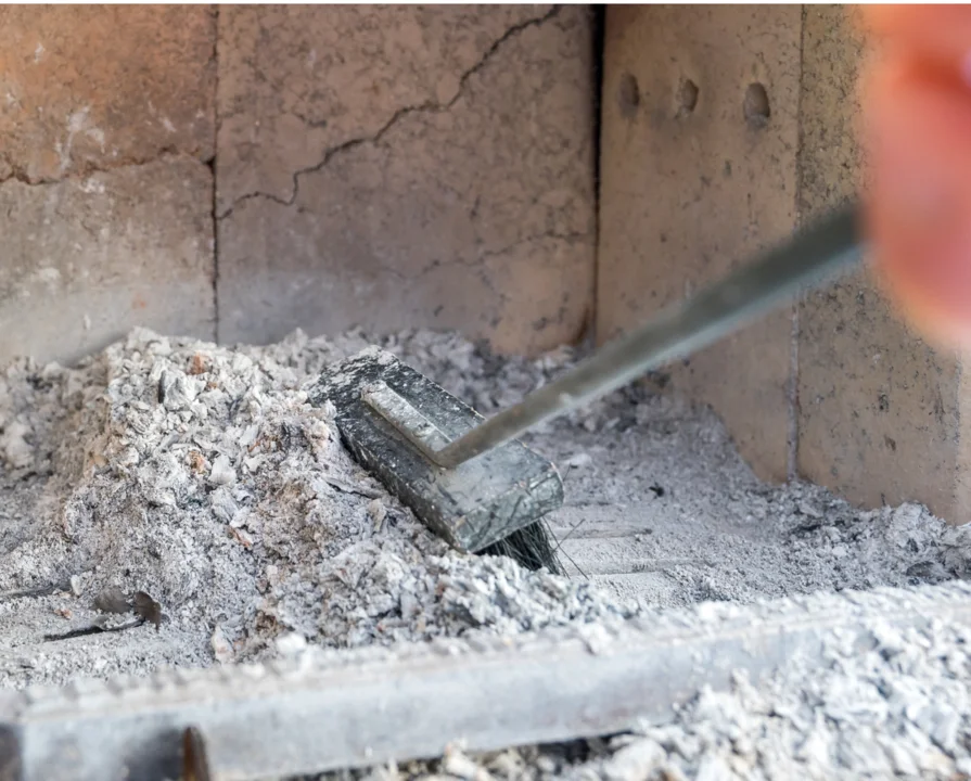 Previdno z odlaganjem pepela