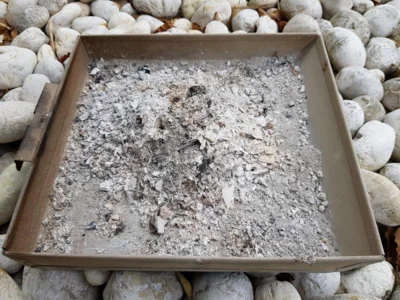 Previdno z odlaganjem pepela v zabojnike